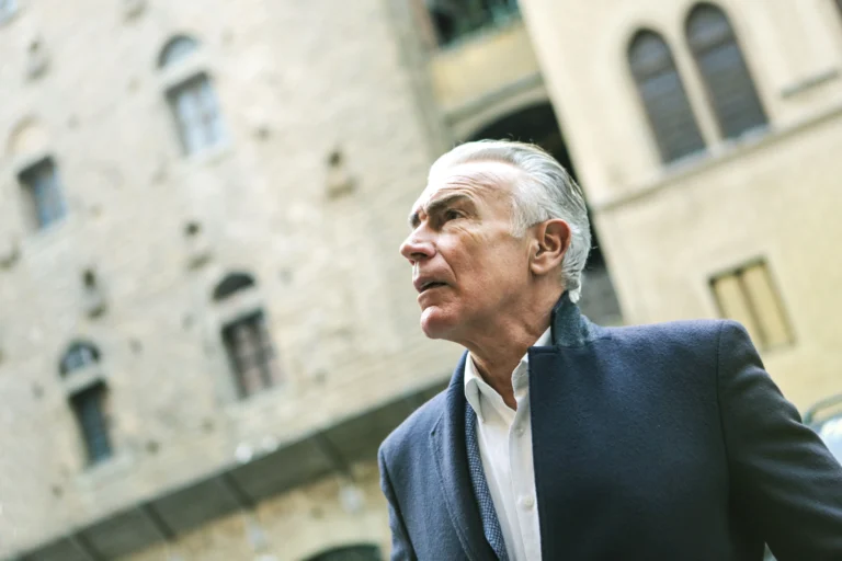 Nyugdíj melletti munka és járulékai, adózása 2020-ban — a KMDSZ illusztrációja