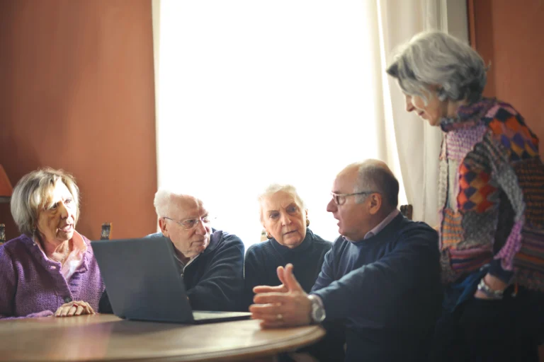 Az idősek érdekében emelte fel szavát két európai szakszervezet — a KMDSZ illusztrációja
