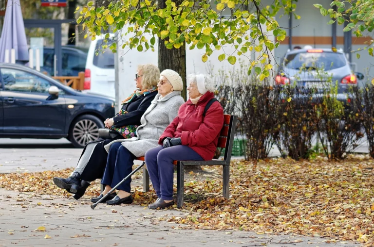 Áldás vagy átok a nők kedvezményes nyugdíja? — a KMDSZ illusztrációja