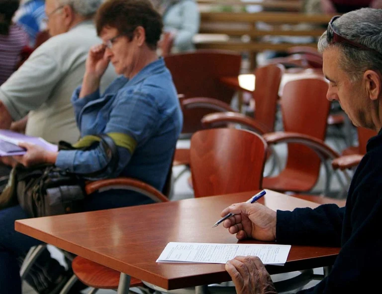 Tortúra lehet a nyugdíjigénylés, ha ezek a papírok hiányoznak — a KMDSZ illusztrációja