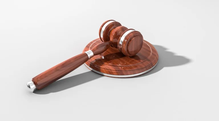Hogyan szerezhető szolgálati idő felsőfokú tanulmányok idejére? — a KMDSZ illusztrációja