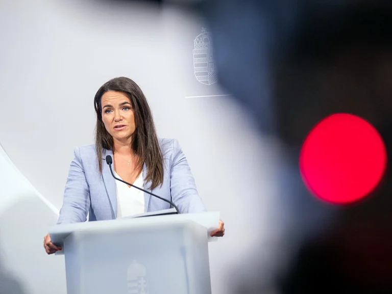 Jó hírt kaptak a magyar nyugdíjasok — a KMDSZ illusztrációja