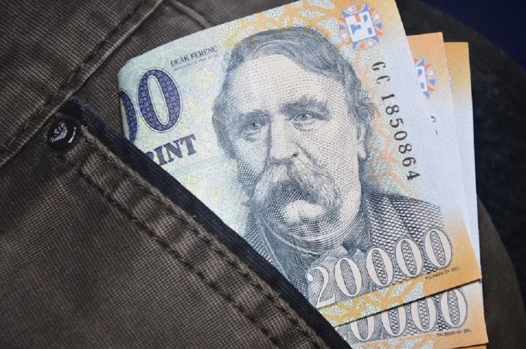 Nem mindegy, mikor megyünk nyugdíjba — a KMDSZ illusztrációja