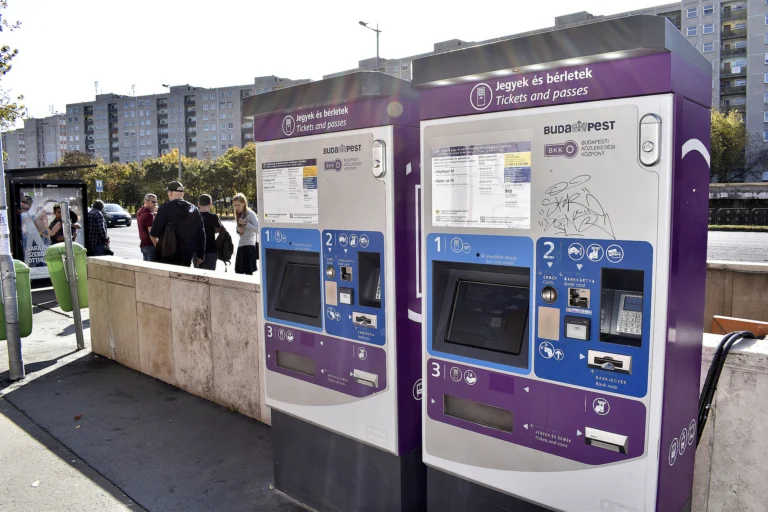 Megszünteti a BKK a diák és a nyugdíjas bérleteket is — a KMDSZ illusztrációja