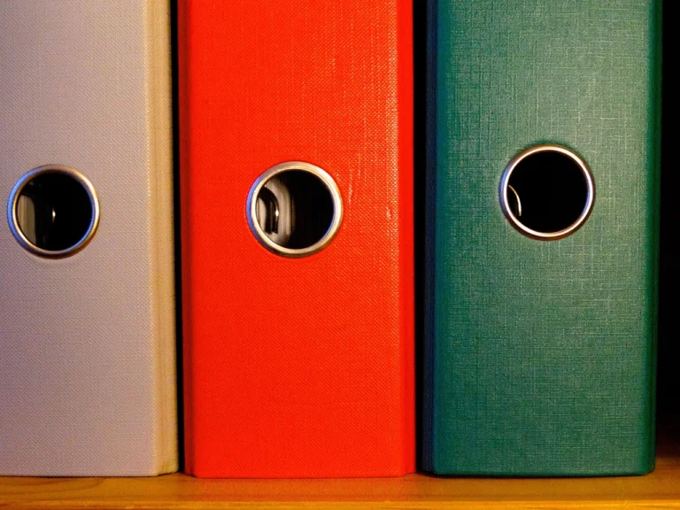 Így őrizzük meg a nyugdíjhoz szükséges munkaügyi iratokat — a KMDSZ illusztrációja